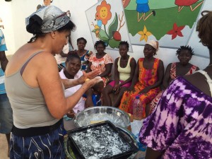 PI ensina as mulheres da regiäo e mäes das criancas do projeto ACD